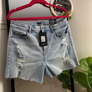 DISTRESSED DENIM SHORTS.